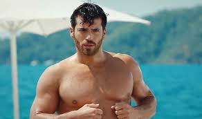 Can Yaman paparazzato mentre si lava il pisello: le foto al mare - BitchyX