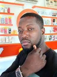 Desapego Mesa de vidro com 6 cadeiras 450 mil GPS: Kilamba 974787371