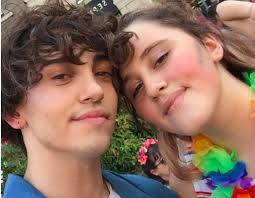 Questa è la pagina ufficiale di michele bravi. Michele Bravi Fra Il Pubblico Del Pride 2019 Di Milano Foto E Video