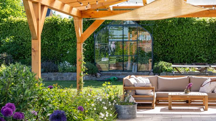 Relaxed outdoor patio with pea gravel and comfortable seating