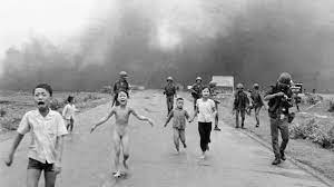 Dropped more than 338,000 tons of napalm (jellied gasoline) on vietnam and killed more than 2. Ikonisches Foto Aus Dem Vietnam Krieg Negativ 7a Medien Sz De