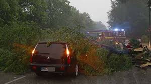 Nach den heftigen unwettern am sonntag mussten in fröndenberg in der nacht zu dienstag 700 menschen evakuiert werden. Unwetter In Geretsried Baum Sturzt Auf Auto Bayern