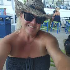 Amanda Marriner's Instagram, Twitter & Facebook