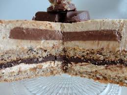 Le Choc Noisette Entremets Dacquoise Mousse Praline Cremeux Au Chocolat Et Creme Mousseuse Au Beurre Mousse Praline Gateaux Et Desserts Patisserie