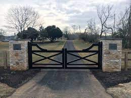 The best front gates fit the home structure and style wood is a common feature in many front gate ideas and designs. Top 60 Best Driveway Gate Ideas Wooden And Metal Entrances Farm Gates Entrance Farm Entrance Entrance Gates Design