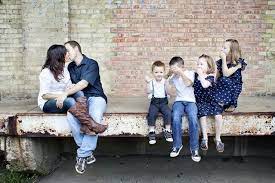 Photo Posing Family Photo Pose Fun Family Portraits Family Picture Poses