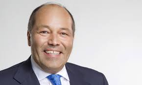 Klar, er kauft sich den größten trecker überhaupt. Versicherungswirtschaft 06 19 Geldmaschine 2 0
