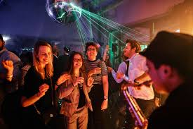Wir haben übrigens auch bands mit der richtigen musikauswahl für die goldene hochzeit und silberne hochzeit.achja, und bucht bitte keine live. Modern Jukes Partyband Liveband Showband Dj Plus Solo Musiker
