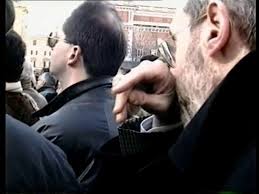 L'11 gennaio 1999 alle ore 2,30 di notte fabrizio de andré muore stroncato da un carcinoma polmonare, all'istituto dei tumori di milano dove era ricoverato da qualche tempo. Fabrizio De Andre Funerale Youtube