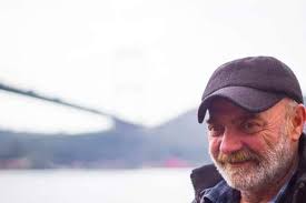 Tabutta Rövaşata filminin oyuncularından Mahmut Benek, ne yazık ki bugün  aramızdan ayrıldı. Kendisi filmde soğuktan donarak ölen evsiz “Sarı”  karakterini canlandırmıştı. Yüreği kocaman, güzel bir çocuktu. Neyi varsa  paylaşan iyi bir insandı.