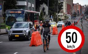 La ciudad termina las cuarentenas sectorizadas y esta bajo alerta naranja, así lo con estas nuevas cifras, la capital del país pasa de alerta roja a alerta naranja y las autoridades han decidido levantar algunas restricciones que se. Atencion Nuevas Medidas De Movilidad Para La Cuarentena En Bogota
