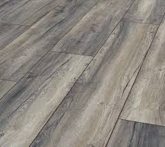 Es útil para esconder la terminación del piso laminado y proporcionar un mejor acabado. Parquet Laminado Kronotex Exquisit Roble Harbour Gris D3572