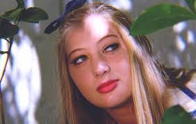 Carrie Holben's Instagram, Twitter & Facebook