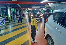 Sau khi cục hàng không việt nam có thông báo hỏa tốc về việc tạm dừng nhập cảnh hành khách từ ngày 27/5 đến hết ngày 4/6, sân ga cảng hàng không quốc tế tân sơn nhất sáng nay trở nên vắng lặng, đìu hiu chưa từng có. Xe Cong Nghá»‡ ChÆ°a Ä'áº¡t Thá»a Thuáº­n Vá»›i San Bay Tan SÆ¡n Nháº¥t Vnexpress