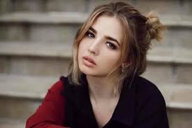 Anya Pokrov (Anna Pokrovskaya): Eachdraidh-beatha an t-seinneadair