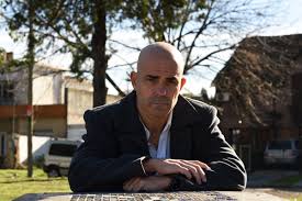 Café chéjov conversa con el escritor eduardo sacheri acerca del género del cuento, sus virtudes como género, y también, sobre cuentos de jorge luis borges, j. La Formula De Eduardo Sacheri Para Escribir Nutrirse De Experiencias Personales Y Una Rutina Estricta Red Accion