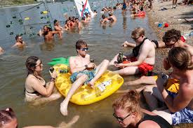 الأمصار رواد مهرجان سيجيت يهربون من الحر للدانوب صور vacation places pool float outdoor