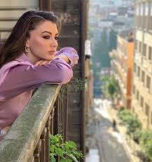 Kariyerinin ilk dönemlerinde muhteşem yüzyıl adlı dizide. Afili Ask In Ayse Si Burcu Ozberk Estetiksiz Hali Sok Etti