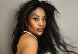 Vanessa Jackson e a relação inspiradora com o filho Rodrigo Jay, cantor  queer de 17 anos