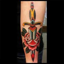 Trabalho que realizei com uma agulha 7rl para os traços e uma 9 rs para preenchimento e sombra. Tatuagem Braco Old School Flor Punhal Por Spilled Ink Tattoo