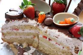 Drip Cake Mit Erdbeer Mascarpone Creme Pferdetorte Castlemaker Erdbeer Mascarpone Creme Erdbeer Mascarpone Pferd Torte