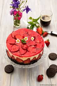 Ador aceasta reteta de tort deoarece este fara coacere si acum vara nu prea imi place sa pornesc cuptorul. Cheesecake Fara Coacere Cu Oreo Si Capsuni Diva In Bucatarie