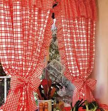 Başlangıçta, günlük hayattan çıkan perdelerin dikildiği kumaş türünü hatta çocuklar için ev yapımı yumuşak oyuncaklar dikerler. Eski Bir Perdeden Nasil Yapilir Perdeleri Diktim Mutfaga Ve Artik Durdurulamiyorum Cok Basit Bir Detay Butun Evi Donusturuyor