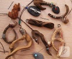 Deniz Kenarindan Toplanan Tamamen Dogal Odun Parcaciklari Deniz Kabuklari Ve Cakil Taslari Ve Driftwood Teknigi Ile Yapilmis Kol Egimli Ahsap Kolyeler Tasarim