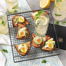 Si, avete letto bene, cucinare con lo sperma! Limonata Frizzante Bruschette Di Pane Ai 5 Cereali Con Crema Di Avocado Uova Di Quaglia E Grana Padano Riserva Aperitivi Ricette Con Formaggio