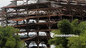 Sampai saat ini warga yang ada di sekitar lokasi masih. Foto Atap Seng Pabrik Karet Di Pekanbaru Ini Sudah Banyak Yang Hilang Tribun Pekanbaru