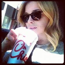 Angelique Stradman (@xangiestradmanpu) no Meadd: “C'est un SOS... Nombre:  Angelique Stradman Edad; 19 años Fraternidad: PHI UPILSON Apodos: Angie  Crush: Andrew Lombardi Amigos:...“