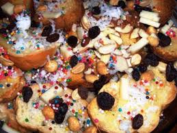 La capirotada está hecha a base de pan duro, tortillas viejas, piloncillo con especias y queso añejo. La Capirotada Que Es Cual Es La Original