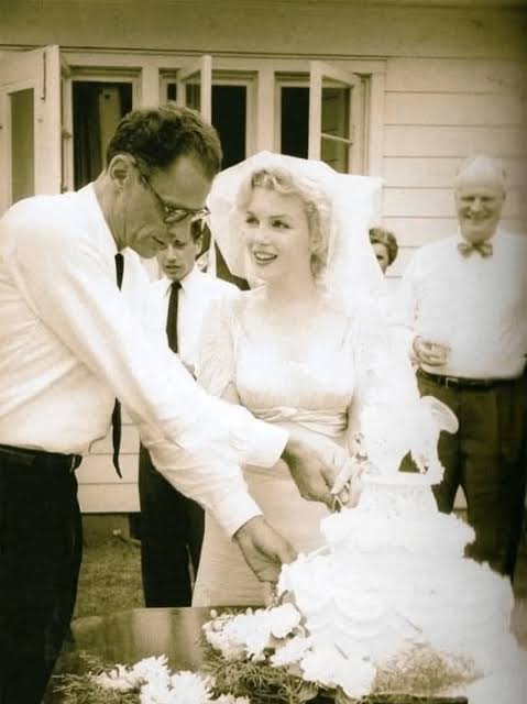 Marilyn Monroe and Arthur Miller on their wedding day, 1956. Judging by the  photo, I figured there was at least a 20 year age gap. To my surprise,  Arthur is only 40