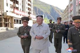 Triều tiên đang bị bão cát từ mông cổ thổi về, nên mấy nay ngoài trời có bụi. Kim Jong Un Há»©a Xay Hang Nghin Nha Cho Dan Triá»u Tien Sau Bao