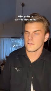 Reklam för Yoggi 🥥🍍Ina-Maj och resten av rövargänget uppe i Yoggidise  LÖSER guldkant på vardagen! Ursäkta men har ni testat Yoggi mini årets  smak? Kokos och ananas 🤤 Ungarna kan få kaosa