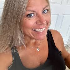 Gwen Bloom's Instagram, Twitter & Facebook