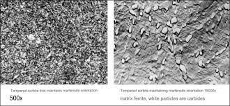기어 이빨의 단면을 금속현미경으로 확대한 사진, 표면의 짙은 마르텐사이트 조직과 내부의 밝은 펄라이트 조직이 층을 이루는 모습