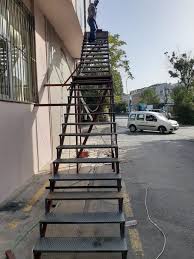 (3) genişliği 200 cm'yi aşan merdivenler, korkuluklar ile 100 cm'den az olmayan ve 160 cm'den fazla olmayan parçalara ayrılır. Yangin Merdiveni Olculeri Yangin Merdiveni Ve Yangin Sistemleri 532 131 77 74