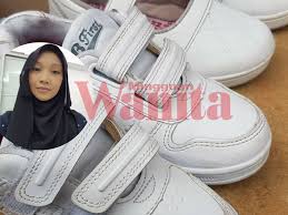 Maniku yang kental dan berwarna putih itu menempel disekitar wajah susi. Tips Mudah Bersihkan Kasut Sekolah Anak Dengan Ubat Gigi Tak Payah Jemur Tak Perlu Sental Kuat Kuat Mingguan Wanita