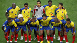 32/47 unos niños juegan fútbol junto a un grafitti en sao paulo (brasil), a tres días del inicio de la copa mundial de brasil 2014. 9 De Junio De 2006 Ecuador Le Gano A Polonia En El Mundial De Alemania