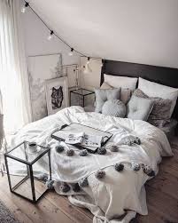 Lit Gris Coussins Blanc Et Gris Linge De Lit Blanc Lit Gris Parquet En Bois Couleur Mur Blanc Chambre Ado Cocooning Deco Petite Chambre Decoration Chambre Ado