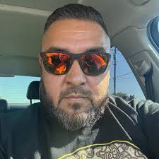 Don't move. He can't see us if we don't move.