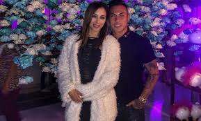 La esposa de eduardo vargas, daniela colett , habló sobre la partida de su marido al fútbol brasileño, donde este lunes se convirtió en el nuevo refuerzo del atlético mineiro de jorge sampaoli. Daniela Colett Y Eduardo Vargas Habrian Puranoticia