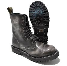 Gegenüber dem nur bis zur fußbeuge reichenden halbschuh ist ein stiefel ein schuh, dessen schaft (fachsprachlich für das oberteil des schuhs, in abgrenzung zum schuhboden) bis mindestens über den knöchel reicht. Steel 10 Loch Boots Schnurstiefel Springerstiefel White Rub Off Steel Boots Steel Boots Gothic Onlineshop Gothic Punk Rockabilly Shop Details Steelwh Boots
