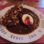 Gulasch Mit Lebkuchenknodel Tschechische Spezialitat In 2020 Lebensmittel Essen Essen Gutes Essen
