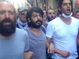 İlk tiyatro deneyimini, okulun tiyatro kolunda i̇ngilizce oynadıkları, çöpçatan (the matchmaker), damdaki kemancı , batı yakasının hikayesi oyunları ile yaşayan memet ali alabora lise yıllarında da. Memet Ali Alabora Nin Annesi Konustu
