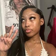 Chloe Knoll's Instagram, Twitter & Facebook