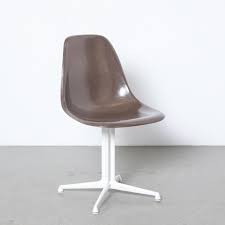 Rare fabric & leather es104 lobby office chair by charles eames for vitra, 1970s. Brauner Dsl La Fonda Stuhl Von Charles Ray Eames Bei Pamono Kaufen