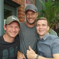 Travis fimmel was born near echuca, victoria, australia, to jennie, a recreation officer for the disabled, and chris, a cattle farmer. Somahoe823353436 Somahoe82335341 Twitter