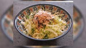 Tatsoi juga dikenal sebagai sayur pagoda, sawi bayam, sawi sendok, atau roset bok choy, merupakan sayuran hijau yang termasuk dalam keluarga brassica dan berasal dari asia, terutama kawasan jepang dan china. Cara Membuat Salad Ala Jepang Berbahan Dasar Sawi Putih Berita Jepang Japanesestation Com